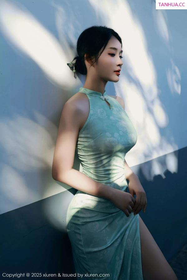  [XiuRen]高清写真图 2025.07.11 No.10538 南乔 绿色旗袍第23张图片
